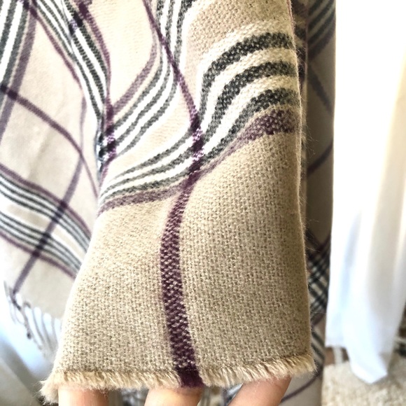 Darling Asymmetrical poncho - Picture 5 of 8